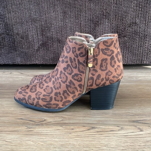 Style & co leopard print heeled ankle boot - Picture 3 of 7